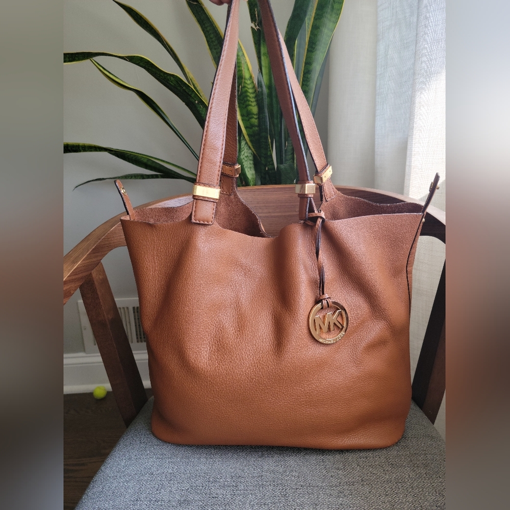 🌿 Michael Kors Cognac Reversible Pebble Leather/suade bag with pouch - Picture 3 of 15